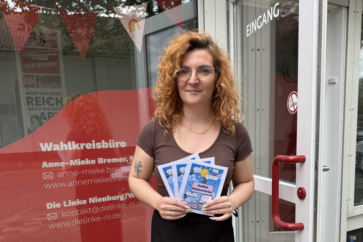 Bildunterschrift: Larissa Dierkes Schumann vor dem Wahlkreisbüro von Anne-Mieke Bremer, MdB